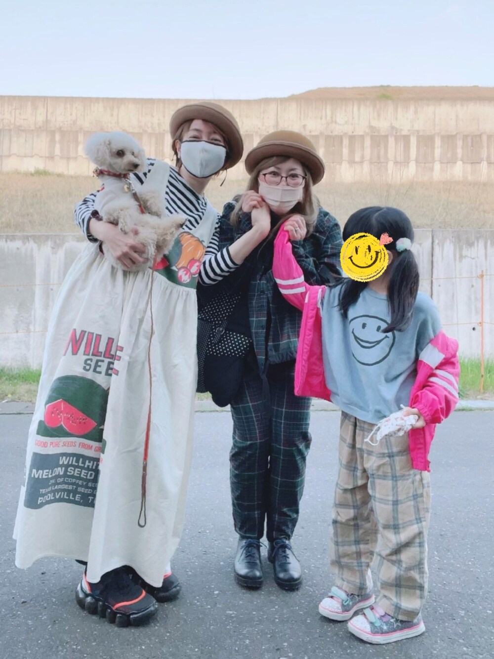 ホワイト系のワンピース、ブラック系のTシャツ/カットソー、ブラック系のスニーカーを着用したレディースの春コーディネートの1枚目の写真