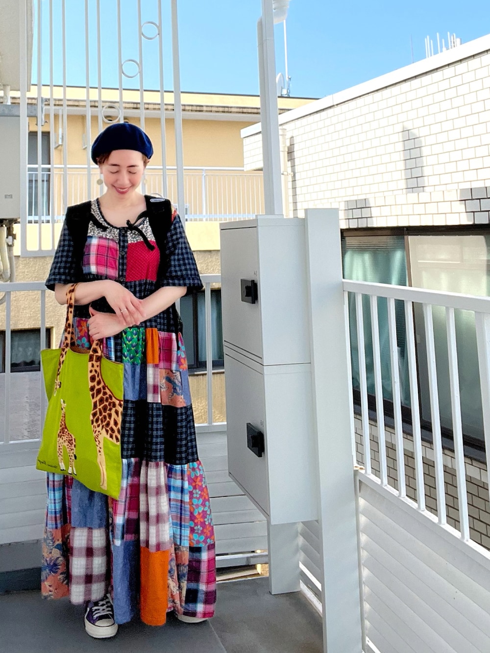 その他のワンピース、グリーン系のトートバッグ、パープル系のスニーカーを着用したレディースの夏コーディネートの1枚目の写真