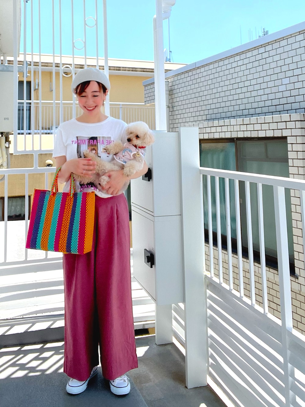 ピンク系のTシャツ/カットソー、ピンク系のパンツ、その他のトートバッグを着用したレディースの夏コーディネートの1枚目の写真