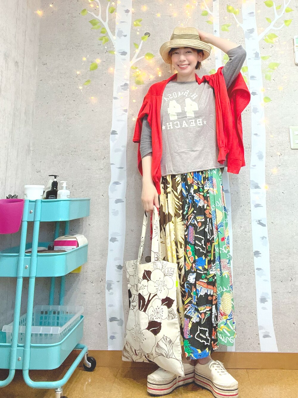 ベージュ系のトートバッグ、グレー系のTシャツ/カットソー、レッド系のカーディガン/ボレロを着用したレディースの春コーディネートの1枚目の写真