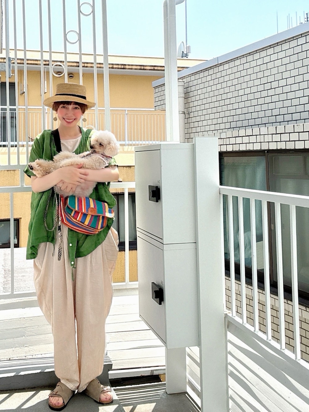 ベージュ系のサンダル、グリーン系のシャツ/ブラウス、ベージュ系のつなぎ/オールインワンを着用したレディースの夏コーディネートの1枚目の写真