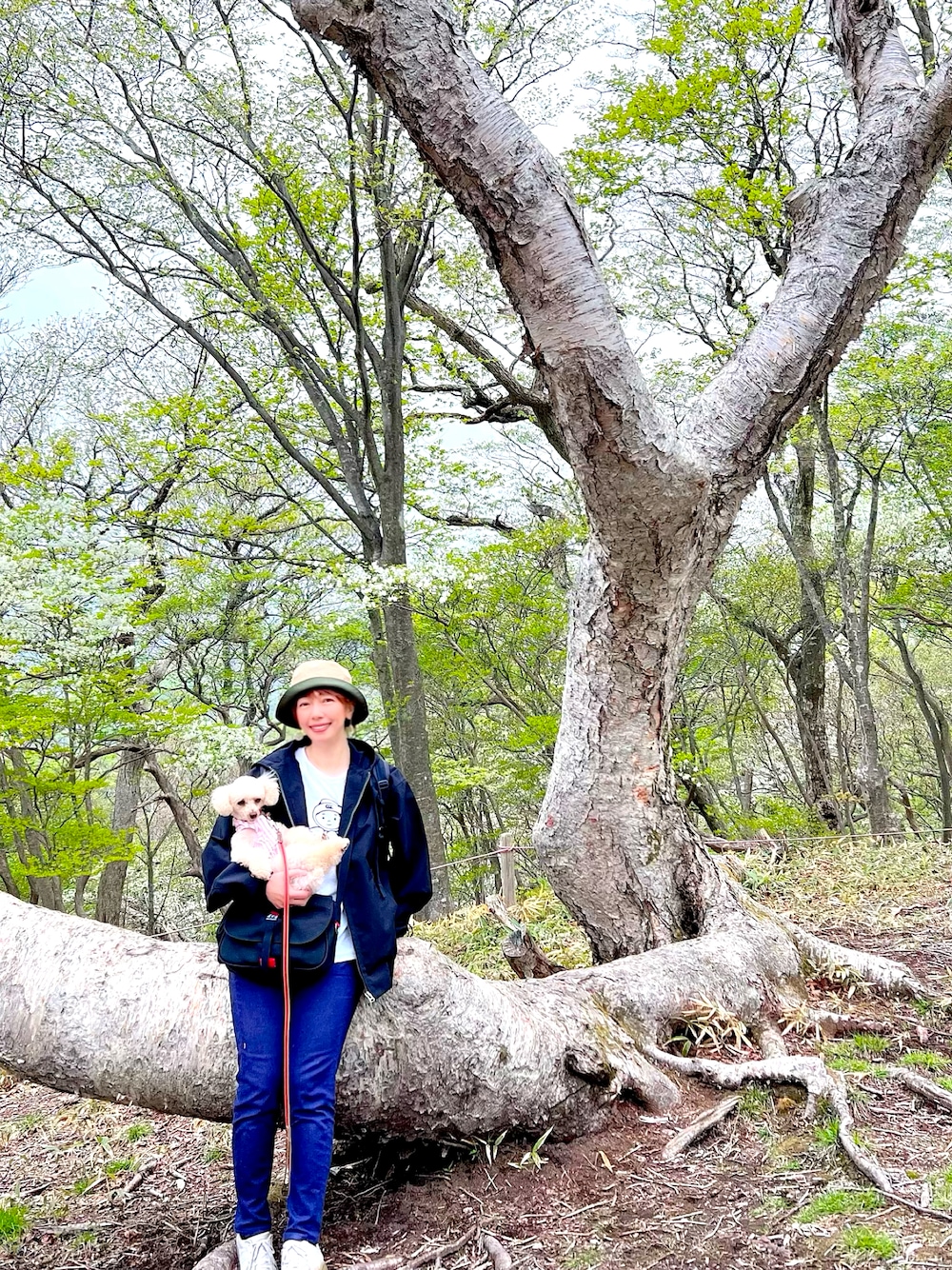 ピンク系のペットウェア、グリーン系のその他、グリーン系のアウトドアグッズを着用したレディースの春コーディネートの1枚目の写真