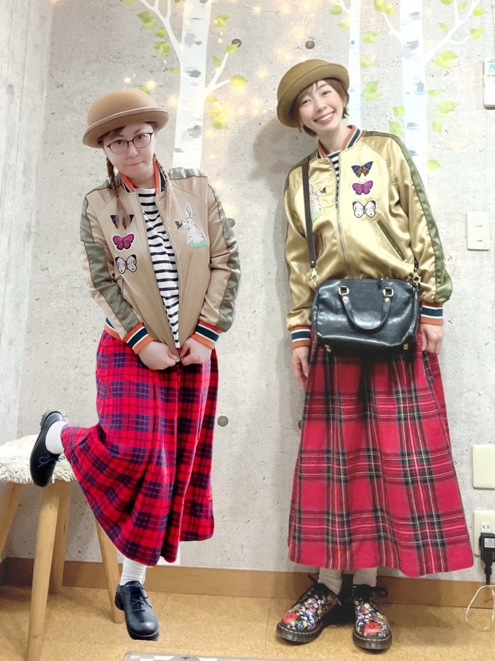 ゴールド系のスカジャン、レッド系のスカート、その他のドレスシューズを着用したレディースの春コーディネートの1枚目の写真