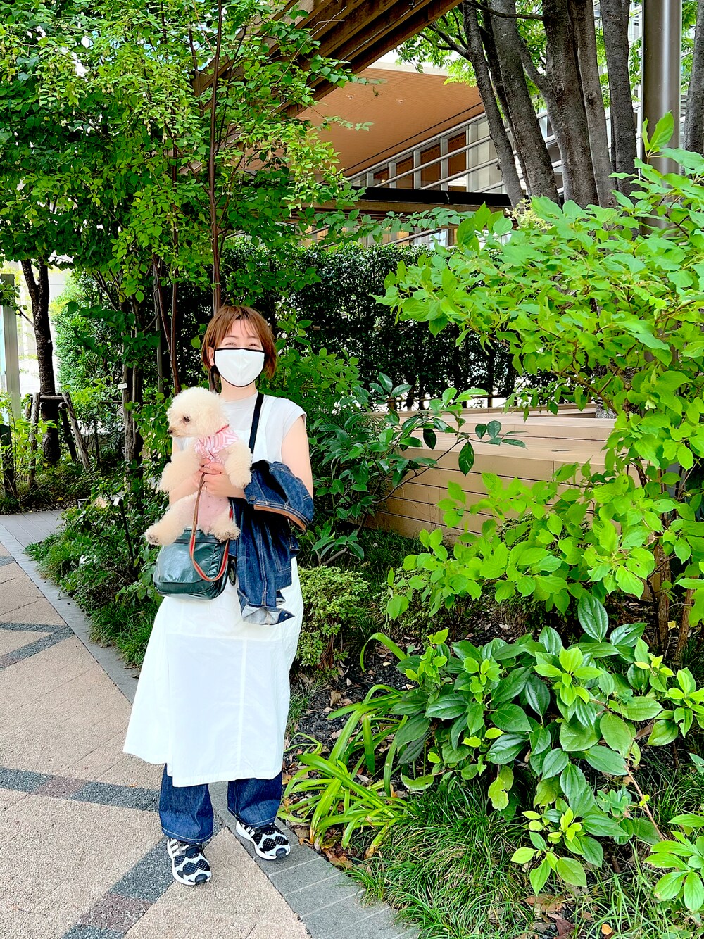 グレー系のTシャツ/カットソー、ホワイト系のワンピース/ドレス、グリーン系のショルダーバッグを着用したレディースの秋コーディネートの1枚目の写真