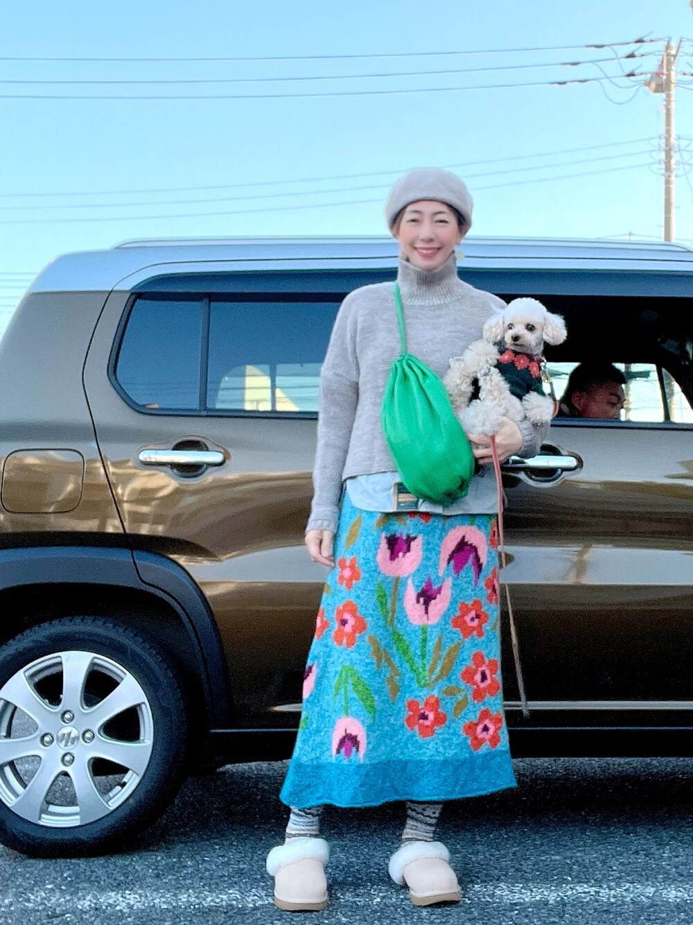 グレー系のニット/セーター、グレー系のシャツ/ブラウス、グリーン系のショルダーバッグを着用したレディースの冬コーディネートの1枚目の写真