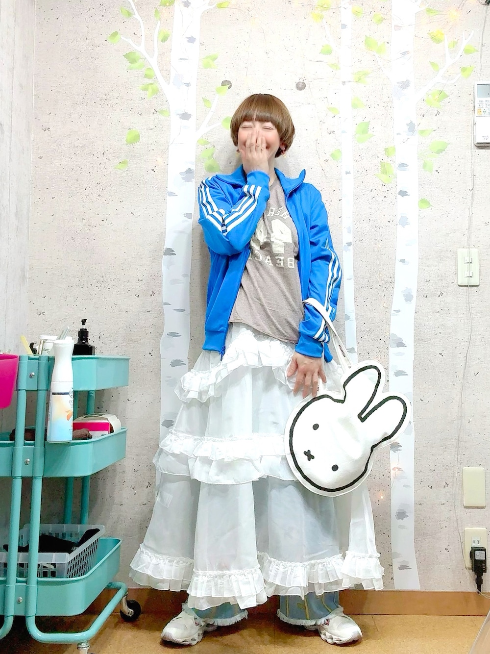 ブルー系のジャージ、グレー系のTシャツ/カットソー、ホワイト系のスカートを着用したレディースの春コーディネートの1枚目の写真