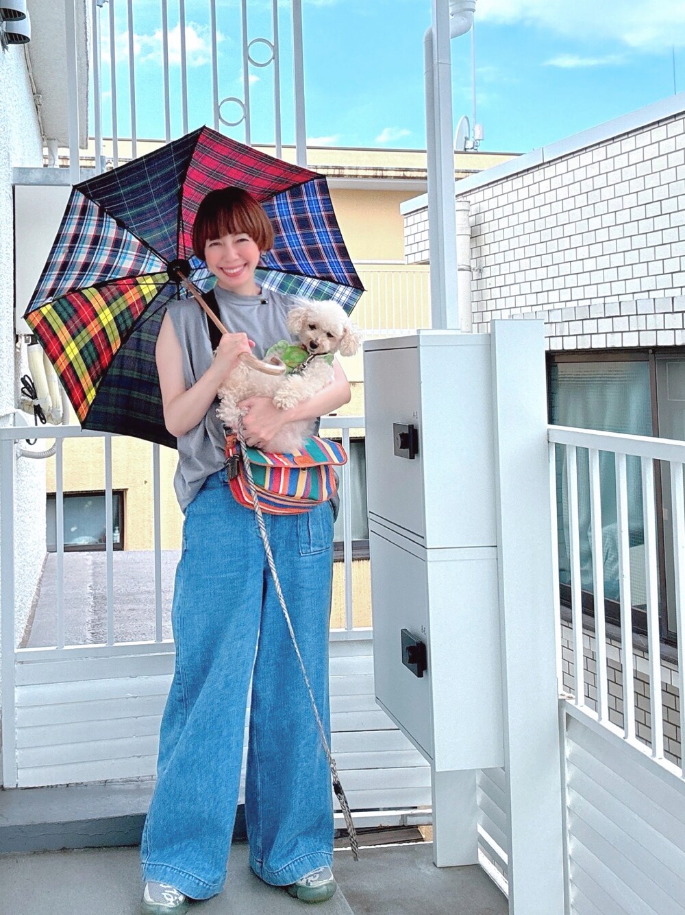 ブルー系のエコバッグ/サブバッグ、ブラック系のトートバッグ、その他の長傘を着用したレディースの秋コーディネートの1枚目の写真