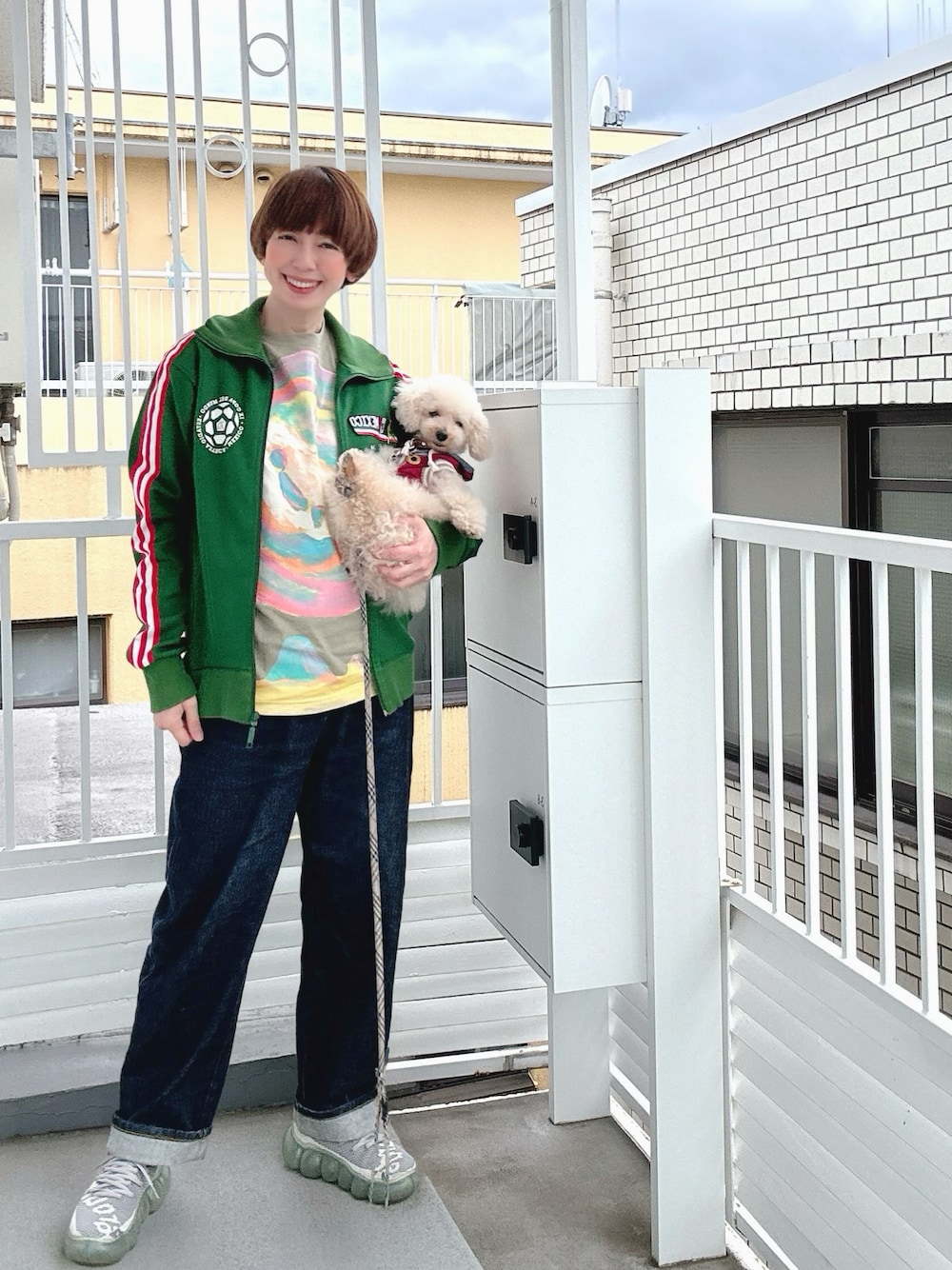 ホワイト系のスニーカー、グリーン系のジャージ、グリーン系のTシャツ/カットソーを着用したレディースの夏コーディネートの1枚目の写真