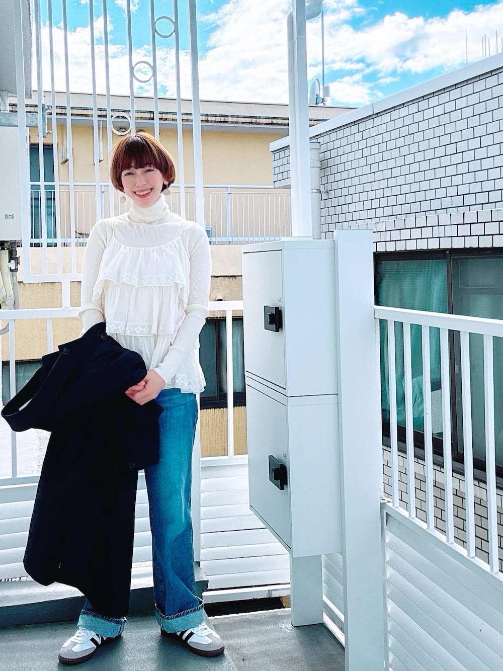 ホワイト系のシャツ/ブラウス、ブルー系のデニムパンツ、ホワイト系のスニーカーを着用したレディースの秋コーディネートの1枚目の写真