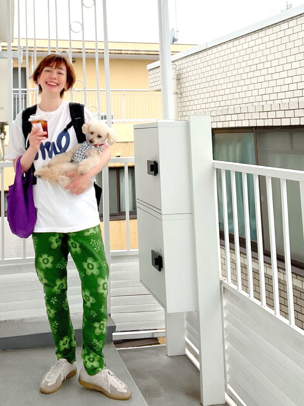 ベージュ系のTシャツ/カットソー、グリーン系のその他パンツ、グレー系のスニーカーを着用したレディースの春コーディネートの1枚目の写真