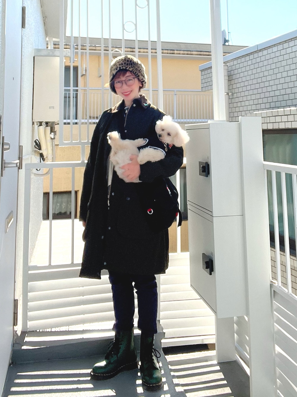 ブラック系のTシャツ/カットソー、グレー系のTシャツ/カットソー、ブルー系のデニムパンツを着用したレディースの秋コーディネートの1枚目の写真