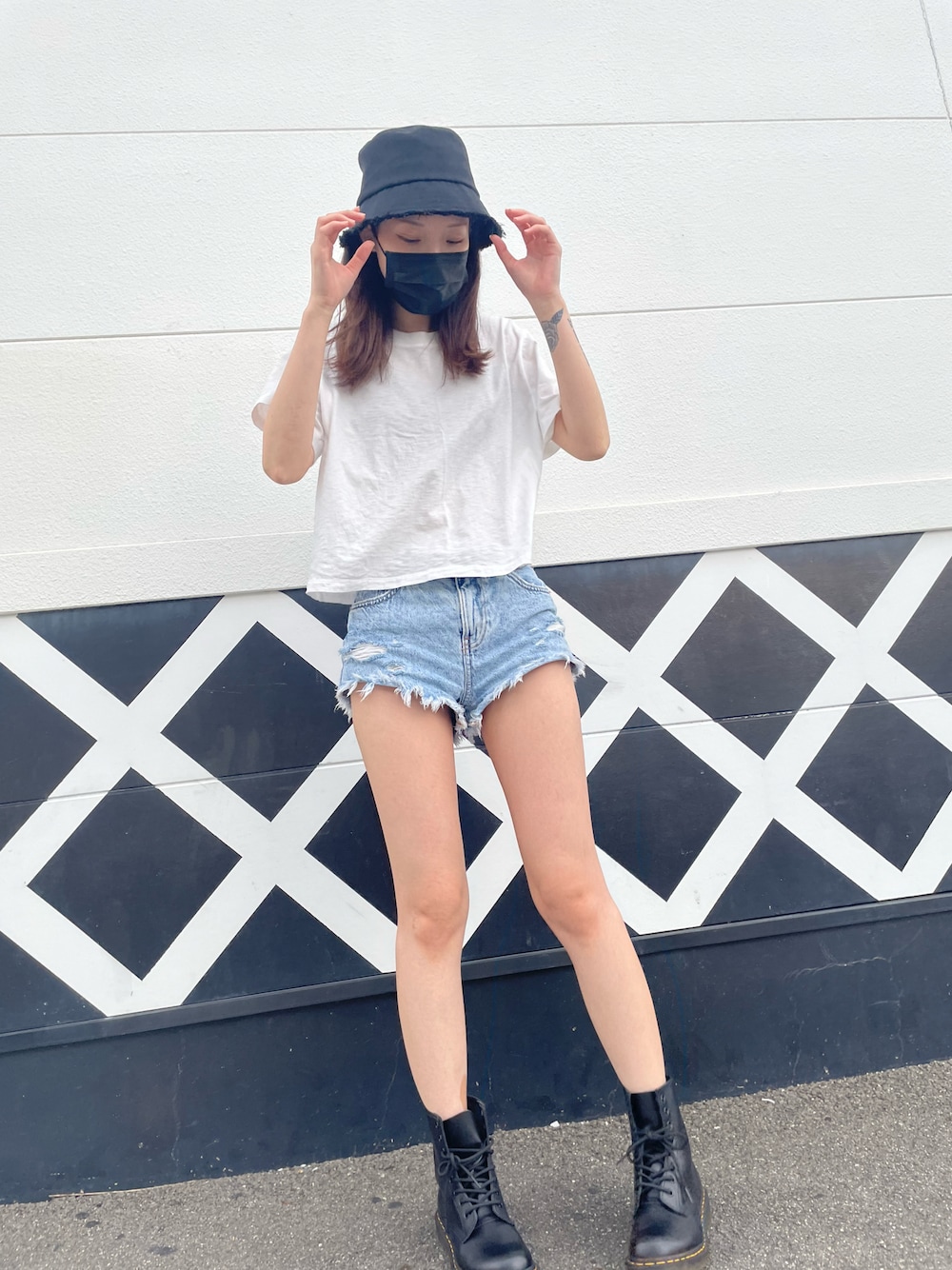 「夏コーデ、シンプルコーデ、プチプラコーデ、バケットハット、Tシャツ、白Tシャツ、デニム、デニムパンツ、ショートパンツ、デニムショートパンツ、ドクターマーチン、UNIQLO、ZARA、Dr.Martens、GU」｜「AZUL by moussyのFRINGE BUCKET HAT/フリンジバケットハット（キャップ、ブラック系）」を使った、NAMIさん（レディース・166cm）の夏コーディネートの1枚目の写真