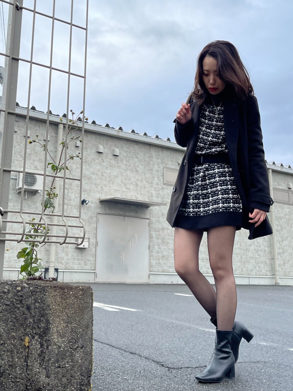「コート、ニット、ニットワンピース、黒タイツ、ブーツ、イング、INGNI、ジーユー、GU、大人コーデ、ニットコーデ、ブラックコーデ、プチプラ」｜「INGNIのツイードニットワンピース（ワンピース、ブラック系）」を使った、NAMIさん（レディース・166cm）の冬コーディネートの1枚目の写真
