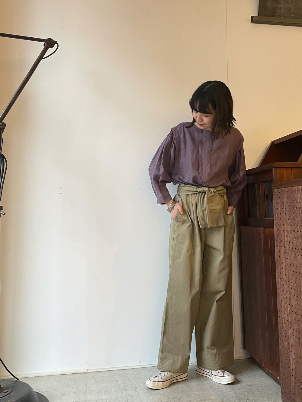 「カジュアルコーデ、ootd、outfit、FILDEFER、ワークテイスト、パンツスタイル、ジャンプスーツ、2022ss、チャックテイラー」｜「FIL DE FERのダークパステルリネン　ヒヨク前立てブラウス（シャツ/ブラウス、パープル系）」を使った、matsudo.さん（レディース・161cm）の冬コーディネートの1枚目の写真