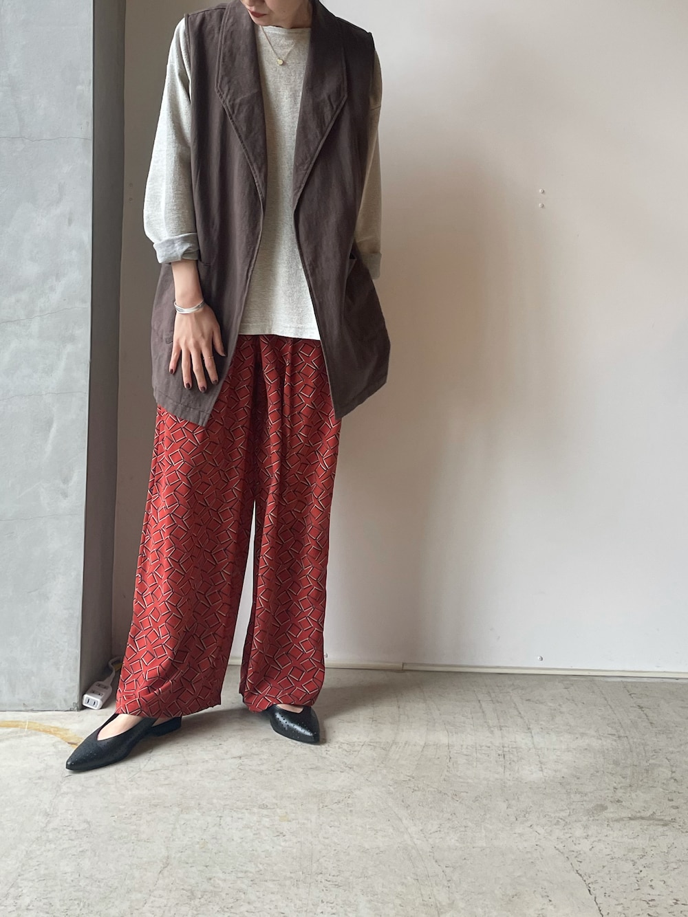 「ジレスタイル、ジレ、パンツスタイル、FILDEFER、ノンブルアンペール、2022ss、ootd、outfit、春、ベスト」｜「FIL DE FERのスラブリネンコットン　ワイドジレ（ベスト、ブラウン系）」を使った、matsudo.さん（レディース・161cm）の冬コーディネートの1枚目の写真