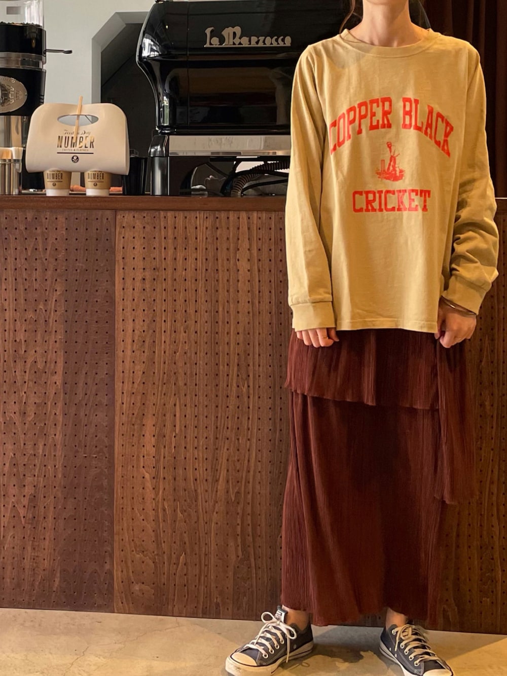 「ティアードスカート、秋のコーデ、used、vintage、outfitoftheday、ootd、ボルドー、ベージュ、FILDEFER、チャックテイラー」｜「FIL DE FERのクリケットプリント　ロングスリーブTEE（Tシャツ/カットソー、ベージュ系）」を使った、matsudo.さん（レディース・161cm）の夏コーディネートの1枚目の写真