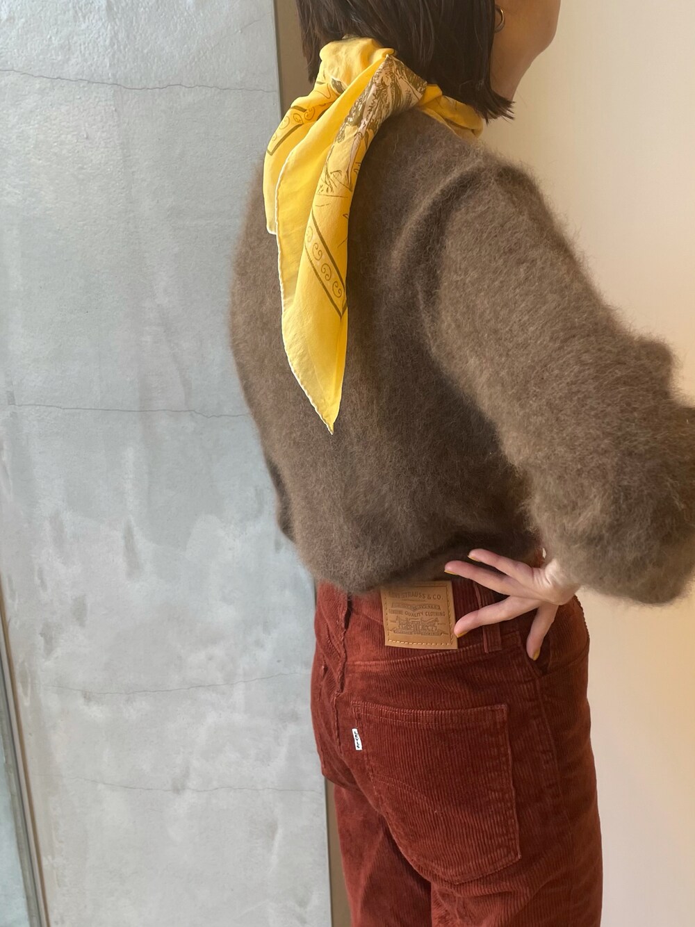「ブラッシュウール、knit、ニット/セーター、vintagescraf、Levi's、BROWN、ブラウン、カジュアルコーデ、NOMBRE IMPAIR」｜「NOMBRE IMPAIRのブラッシュウール　クルーネックニット（ニット/セーター、ブラウン系）」を使った、matsudo.さん（レディース・161cm）の秋コーディネートの1枚目の写真
