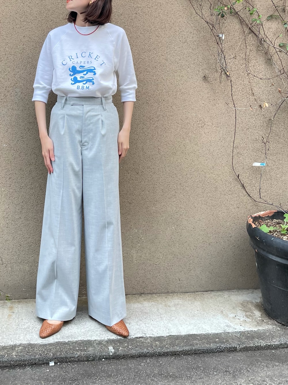 「グレー、パンツスタイル、スウェット、パンプス、ootd、outfit、シンプル、パンツ、ワイドシルエット、スラックス」｜「Blanc Bleu Minuitのナポレオン　センタープレスパンツ（その他パンツ、グレー系）」を使った、matsudo.さん（レディース・161cm）の春コーディネートの1枚目の写真