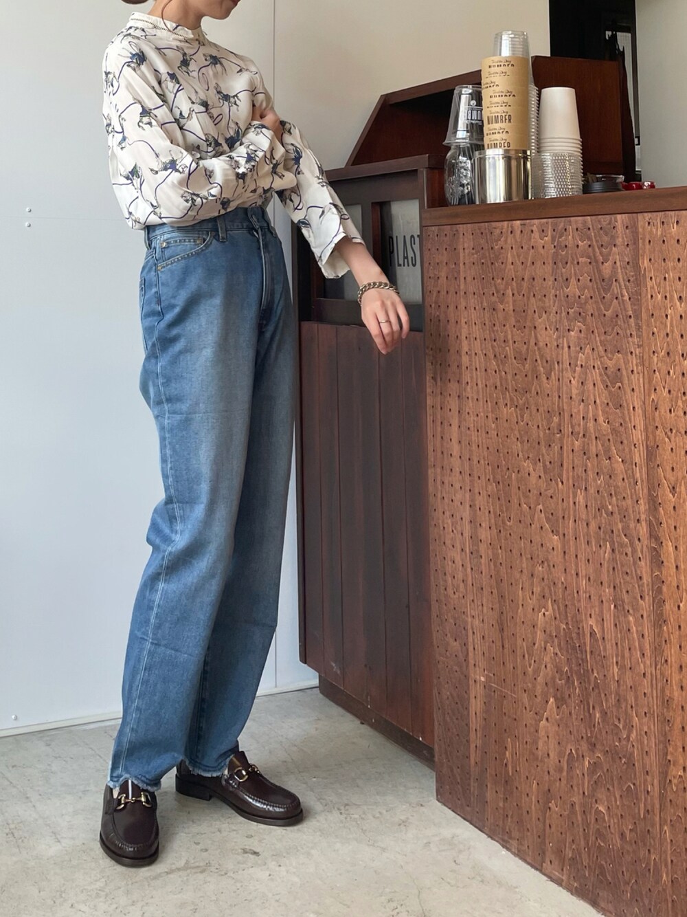 「馬柄、ヴィンテージシャツ、vintage、denim、大人カジュアル、ブラウス×デニム、ノンブルアンペール、フィルデフェール、ビットローファー」｜「NOMBRE IMPAIRのホースPT　スタンドネックブラウス（シャツ/ブラウス、ブルー系）」を使った、matsudo.さん（レディース・161cm）の夏コーディネートの1枚目の写真