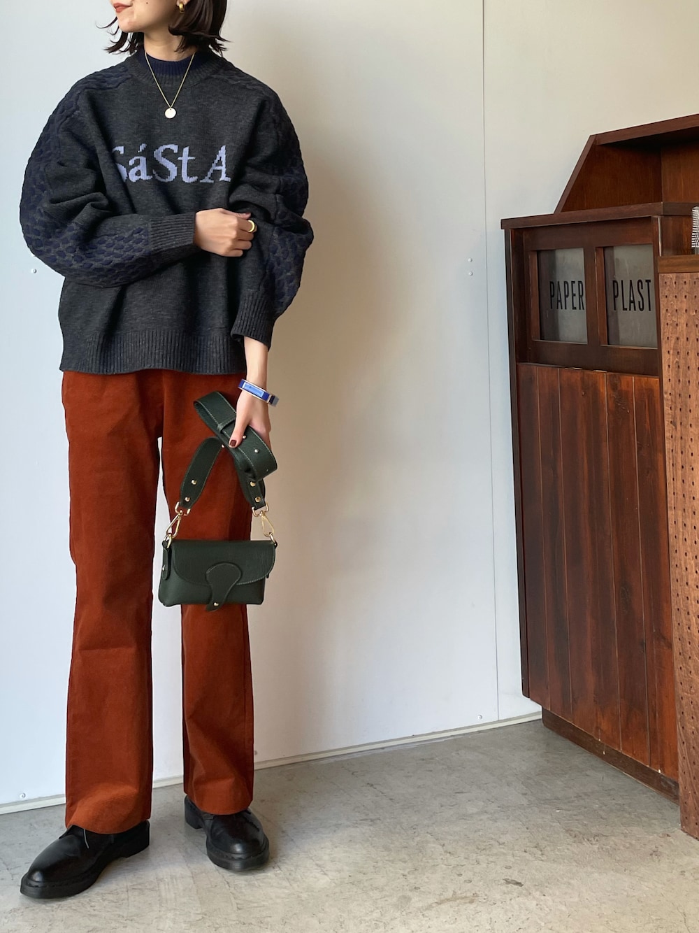 「オレンジレッド、フィルデフェール、FILDEFER、パンツスタイル、blanc basque、ニット、カジュアル、ニット/セーター、ootd、outfit」｜「FIL DE FERのドビーコーデュロイ　イージースリムフレアパンツ（その他パンツ、オレンジ系）」を使った、matsudo.さん（レディース・161cm）の冬コーディネートの1枚目の写真