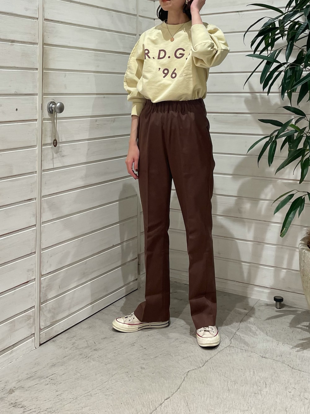 「スウェット、sweatshirt、vintage、BROWN、yellow、マイベストコーデ2021、ブラウンパンツ、ootd、outfit、チャックテイラー、2022ss、カレッジスウェット」｜「NOMBRE IMPAIRのドライ裏毛製品染　ロゴスウェット（スウェット、イエロー系）」を使った、matsudo.さん（レディース・161cm）の冬コーディネートの1枚目の写真