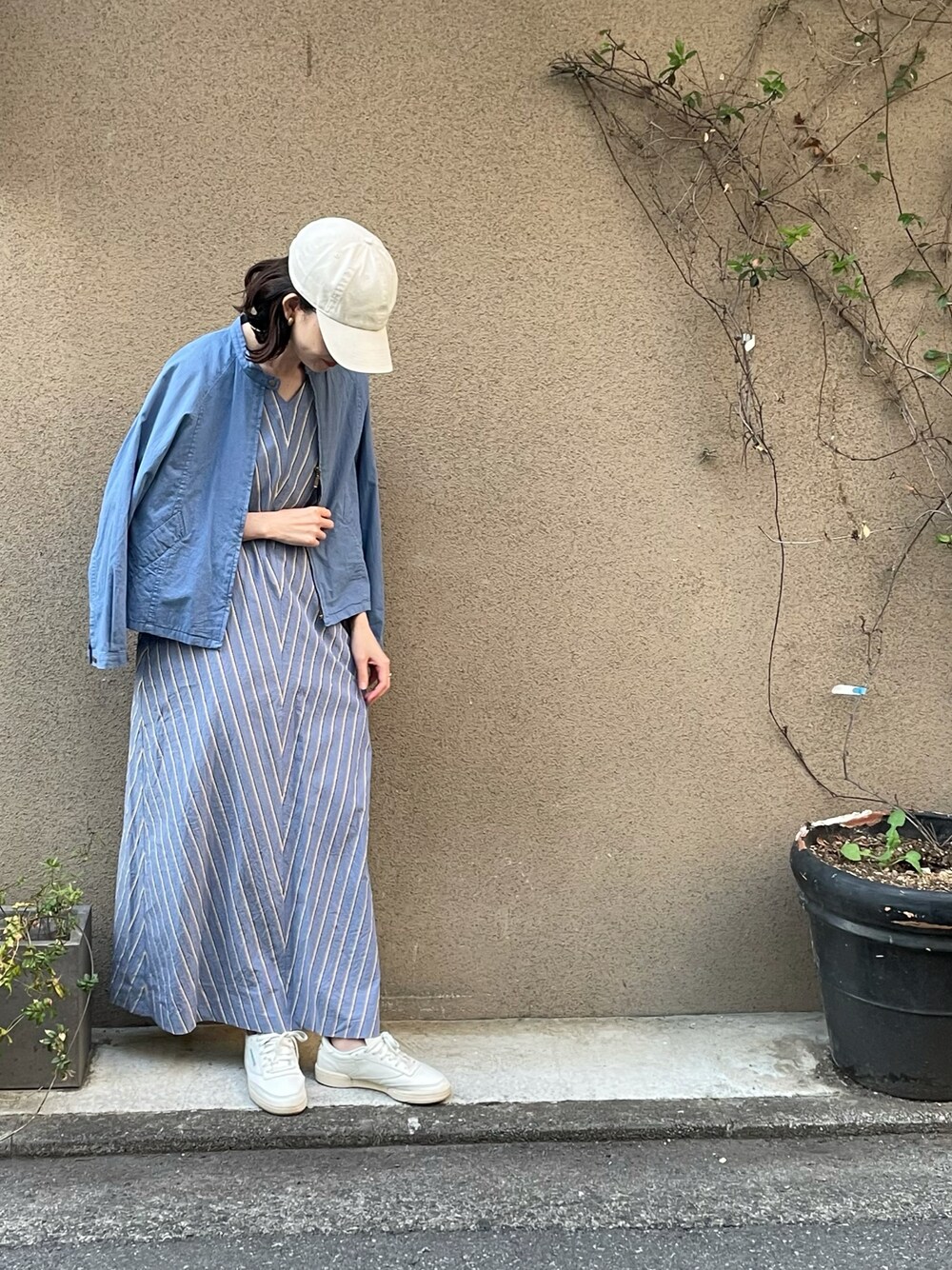 「ストライプワンピース、ワンピース、dress、blue、スニーカー、キャップ、ラフコーデ、春コーデ、NOMBRE IMPAIR、ノンブルアンペール」｜「NOMBRE IMPAIRのユーズドスタイルストライプ　ロングワンピース（ワンピース、ブルー系）」を使った、matsudo.さん（レディース・161cm）の春コーディネートの1枚目の写真
