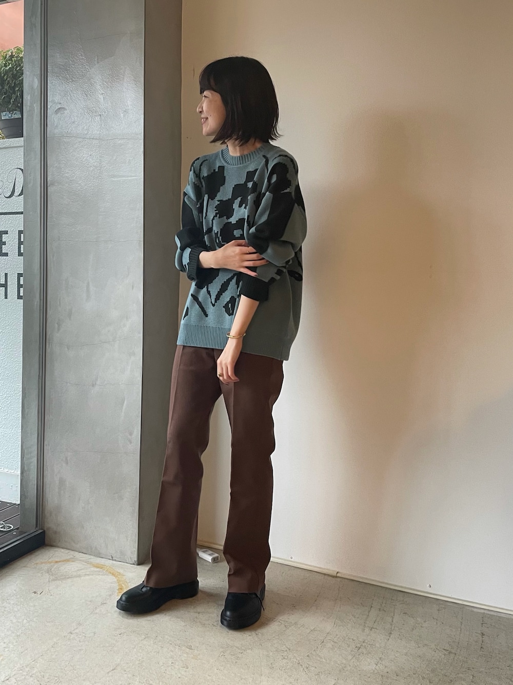 「FILDEFER、フィルデフェール、フラワージャガード、ニット/セーター、サックスブルー、パンツスタイル、秋服、カジュアルコーデ、ootd、outfit」｜「FIL DE FERのビッグフラワーJQ　ラウンドネックニット（ニット/セーター、ブルー系）」を使った、matsudo.さん（レディース・161cm）の秋コーディネートの1枚目の写真