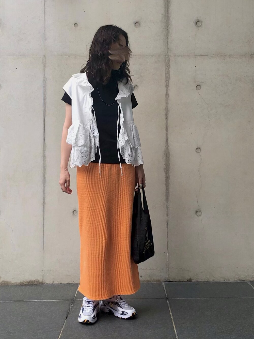 ホワイト系のシャツ/ブラウス、ブラック系のTシャツ/カットソー、ブラック系のエコバッグ/サブバッグを着用したレディースの夏コーディネートの1枚目の写真