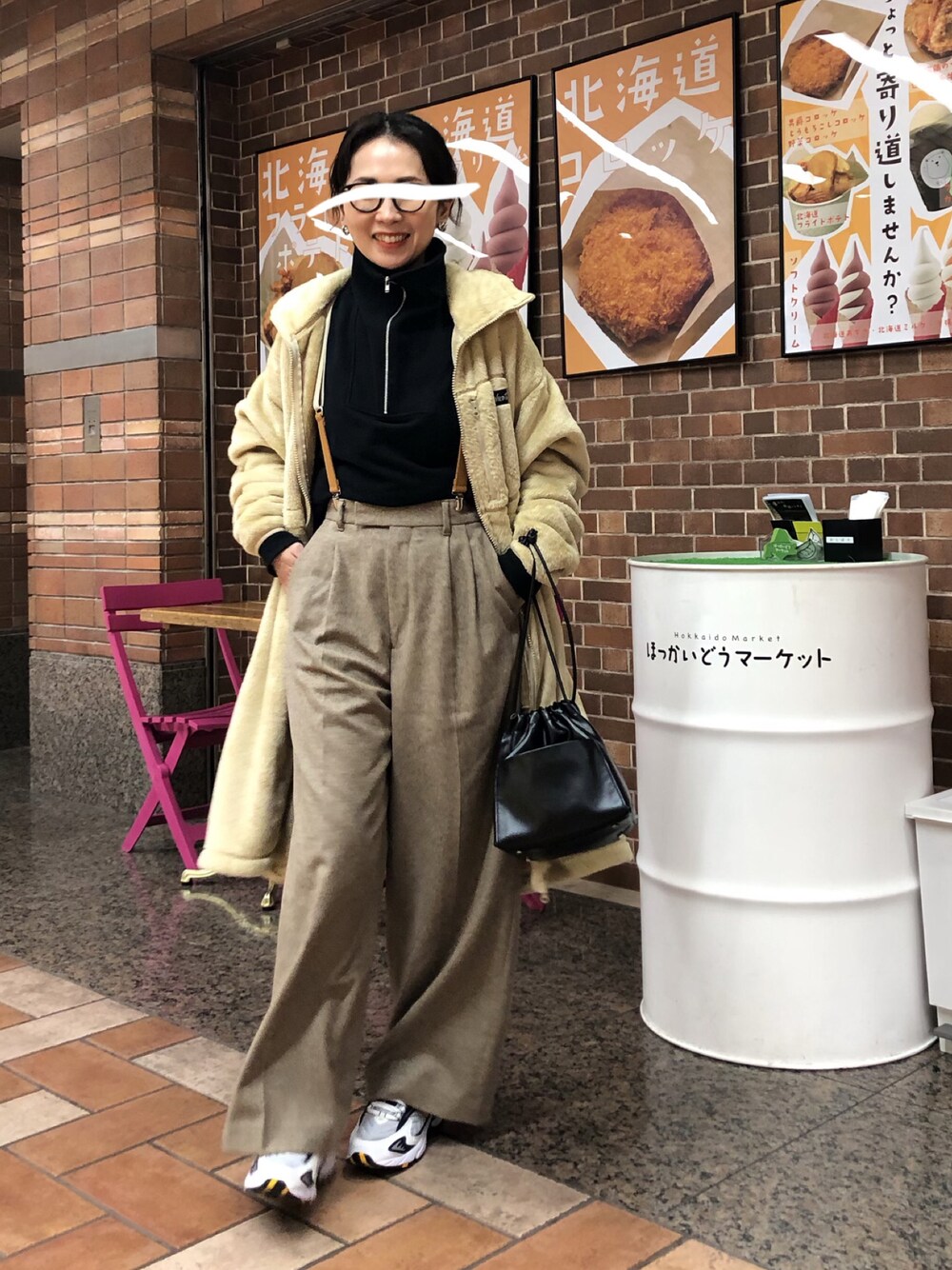 ベージュ系のその他アウター、ブラック系のスウェット、ベージュ系のその他パンツを着用したレディースの冬コーディネートの1枚目の写真