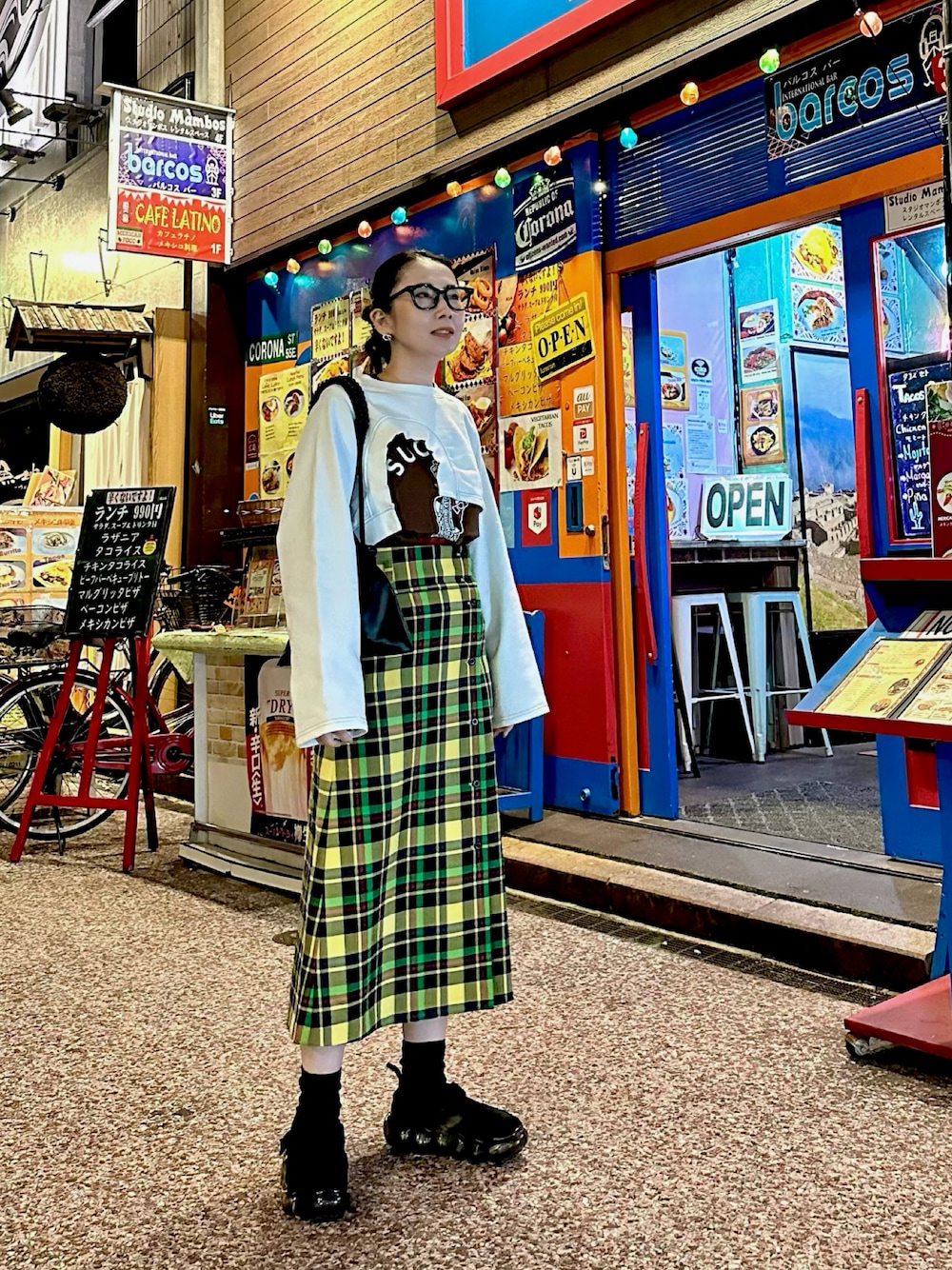 ブラウン系のTシャツ/カットソー、ホワイト系のスウェット、イエロー系のスカートを着用したレディースの秋コーディネートの1枚目の写真