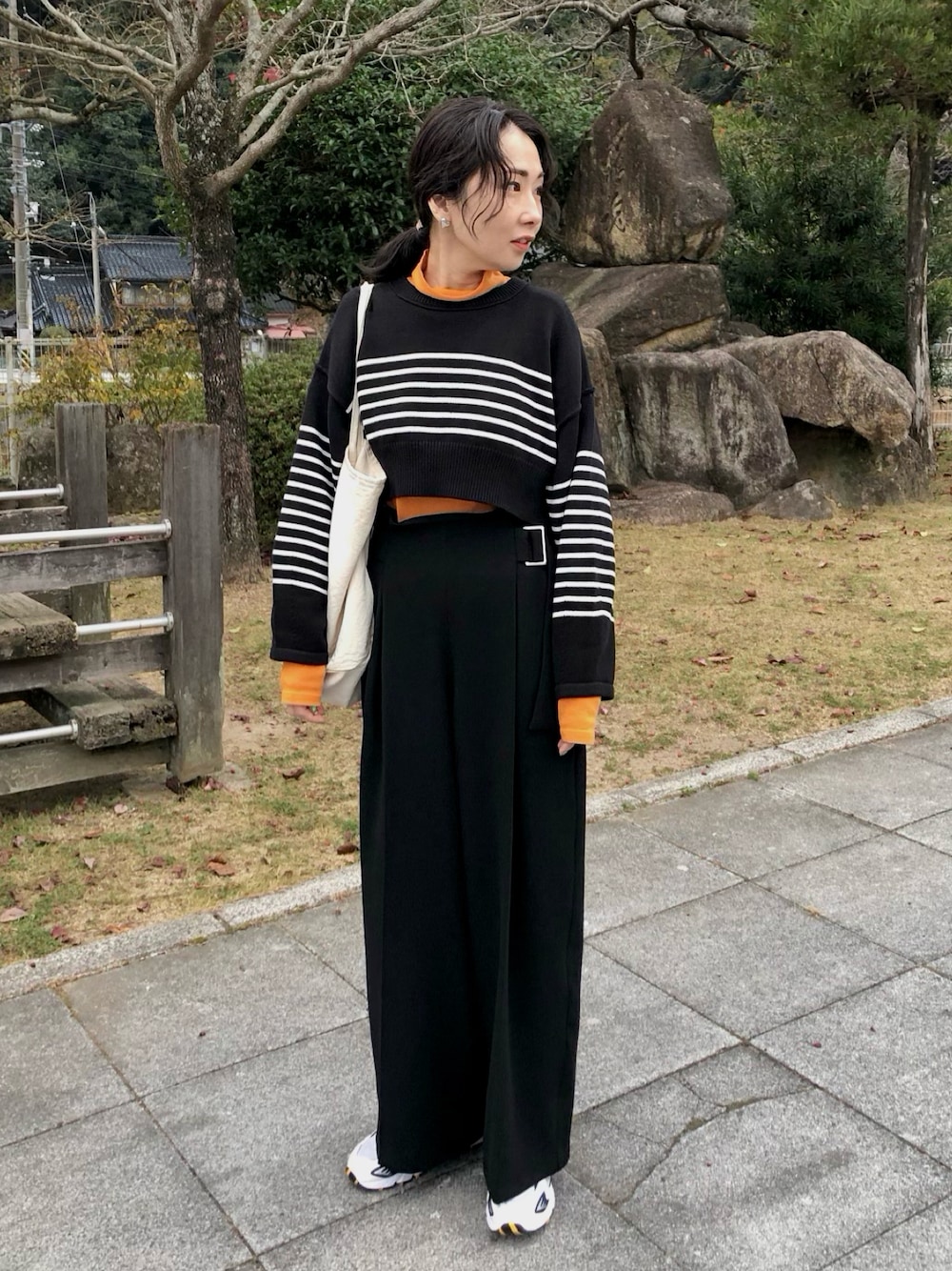 「ニット、ボーダー、ショート丈トップス、タートルネック、ワイドパンツ、ハイウエスト、トートバッグ、スニーカー、シンプル」｜「LOWRYS FARMのウォームカラータートル　229392（Tシャツ/カットソー、オレンジ系）」を使った、maccoさん（レディース・162cm）の秋コーディネートの1枚目の写真