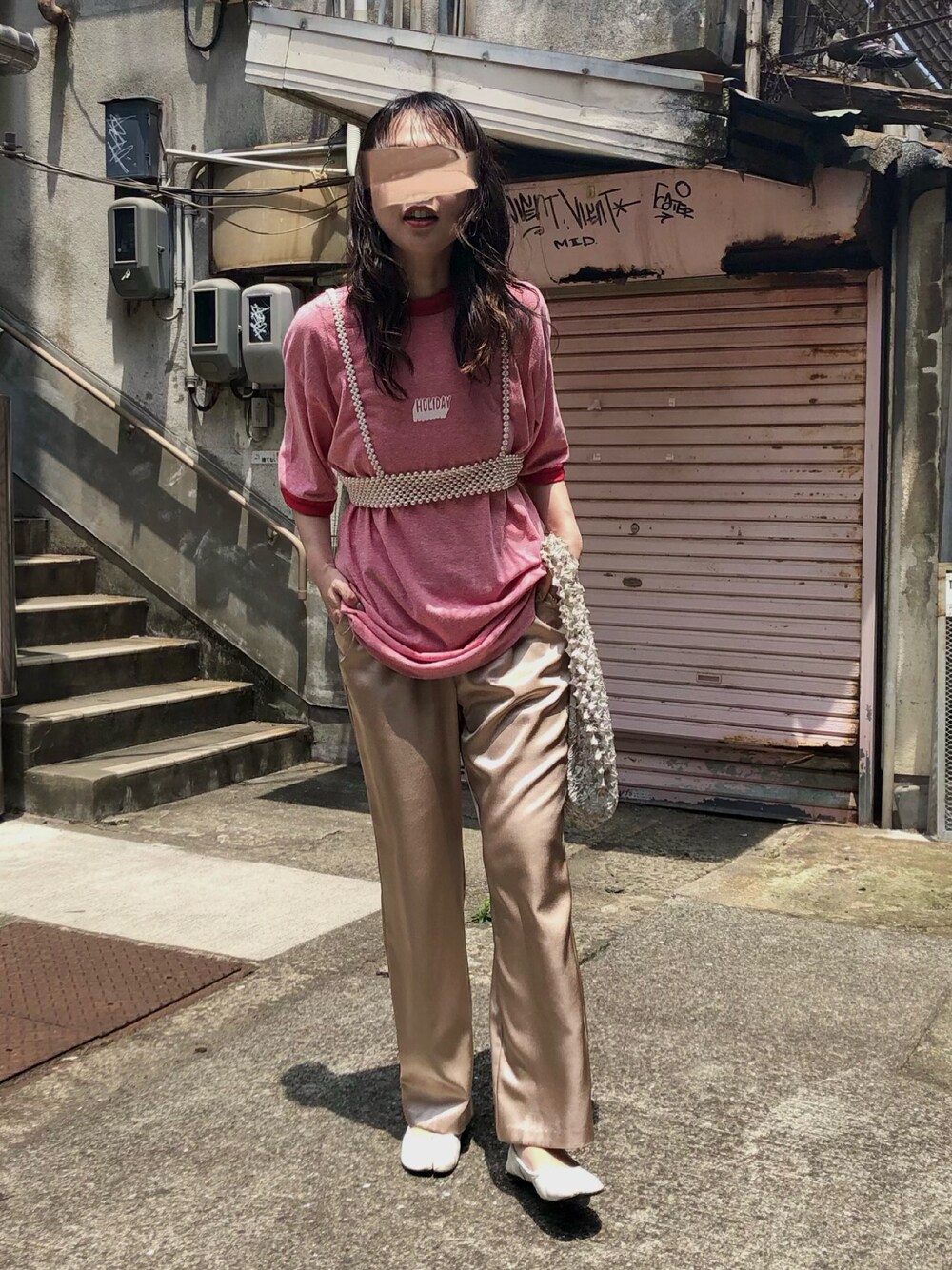 レッド系のTシャツ/カットソー、ベージュ系のその他パンツ、ベージュ系のハンドバッグを着用したレディースの夏コーディネートの1枚目の写真