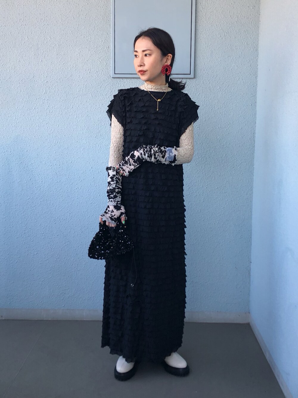 ブラック系のワンピース/ドレス、ホワイト系のTシャツ/カットソー、ブラック系のハンドバッグを着用したレディースの冬コーディネートの1枚目の写真