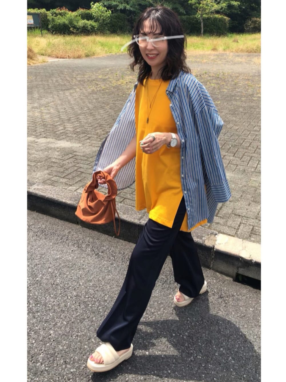 ブルー系のシャツ/ブラウス、オレンジ系のタンクトップ、ブルー系のその他パンツを着用したレディースの夏コーディネートの1枚目の写真