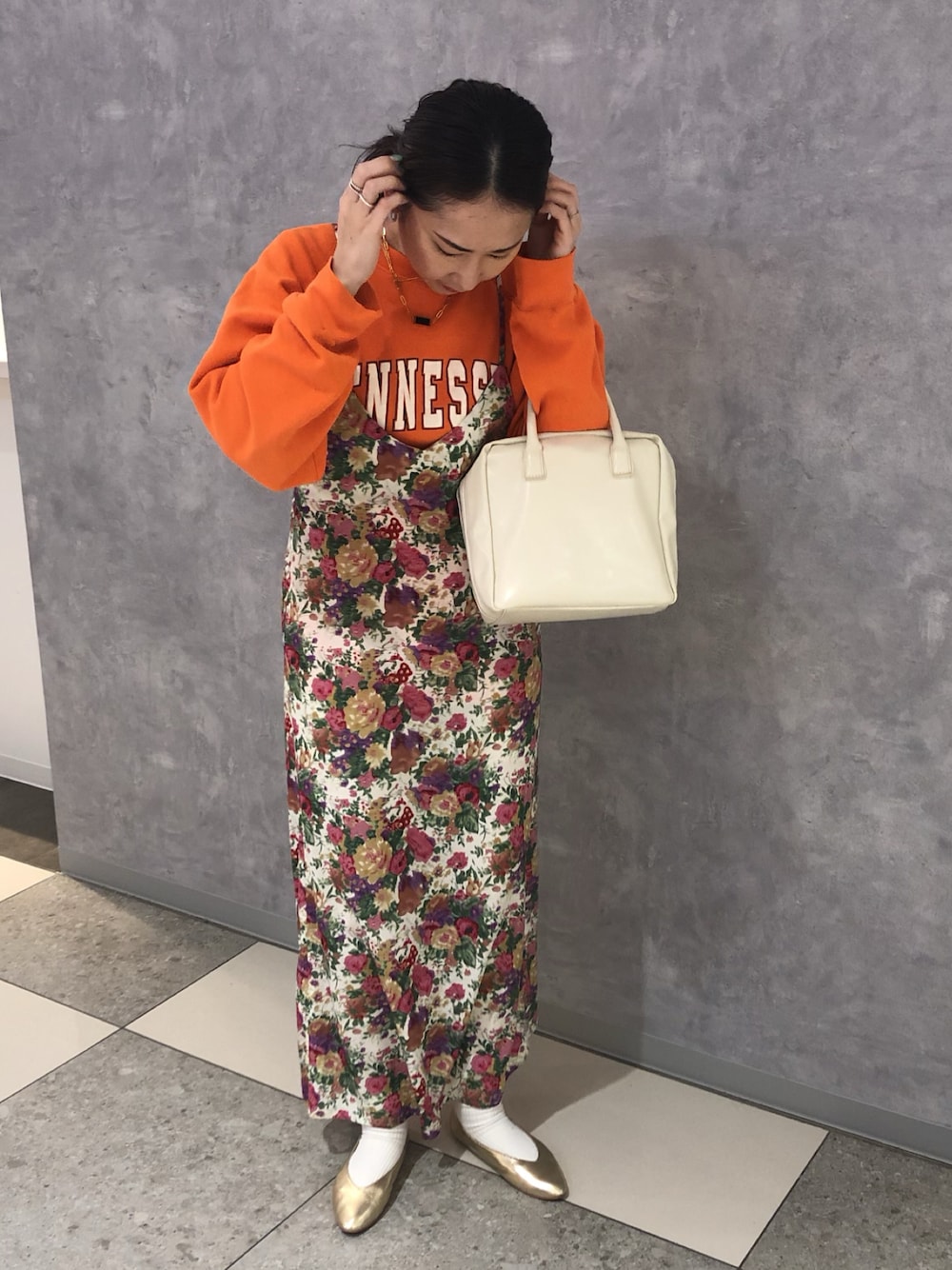 「休日スタイル、スウェット、ワンピース、花柄、ボストンバッグ、フラットシューズ、メタリック、古着MIX、春コーデ、レイヤードスタイル、キャミワンピース」｜「usedのアイテム（スウェット、オレンジ系）」を使った、maccoさん（レディース・162cm）の春コーディネートの1枚目の写真