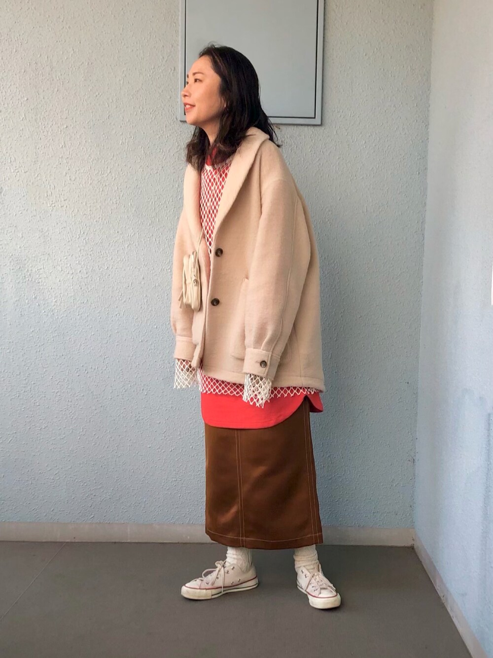 「カジュアル、クリスマスに着たい服、メッシュニット、ワンピース、レイヤードスタイル、サテンスカート、白スニーカー、ミニバッグ、紅白コーデ、シンプルコーデ、スカート」｜「SHIPS anyのSHIPS any: チェック ショート コート ジャケット◇（その他アウター、ベージュ系）」を使った、maccoさん（レディース・162cm）の冬コーディネートの1枚目の写真