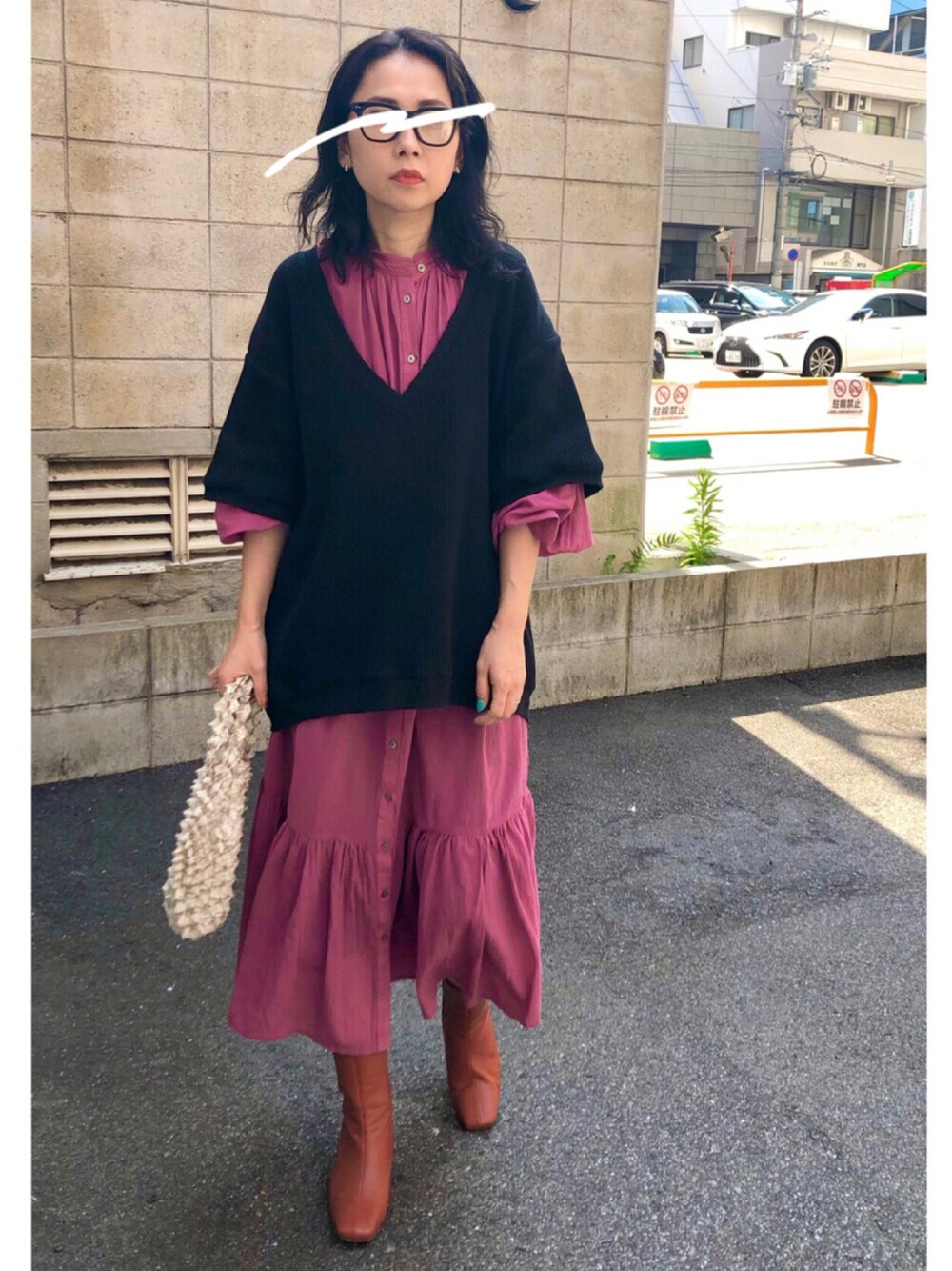 ピンク系のワンピース、ベージュ系のハンドバッグを着用したレディースの秋コーディネートの1枚目の写真