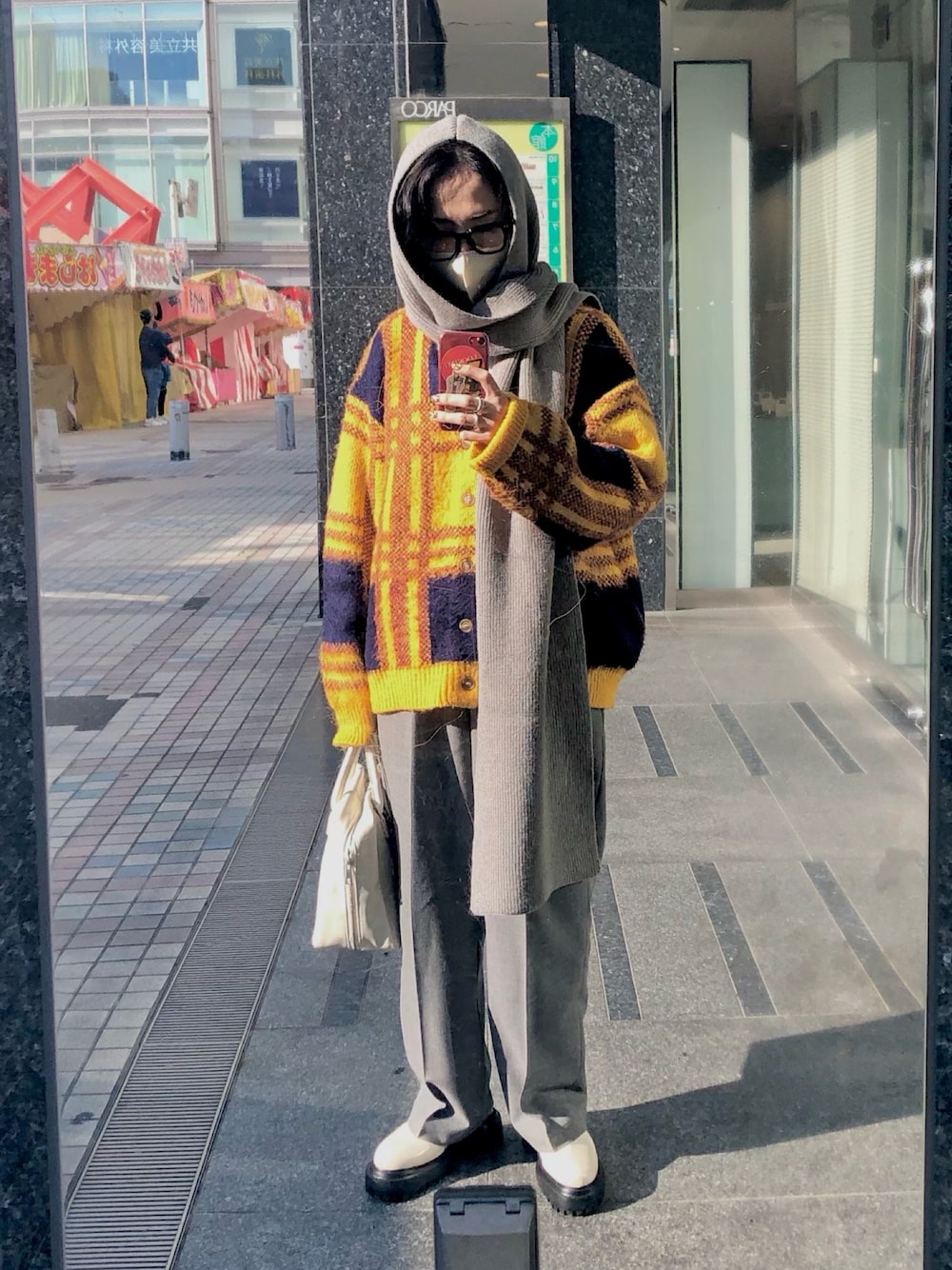 イエロー系のカーディガン/ボレロ、その他のTシャツ/カットソー、その他のパンツを着用したレディースの秋コーディネートの1枚目の写真