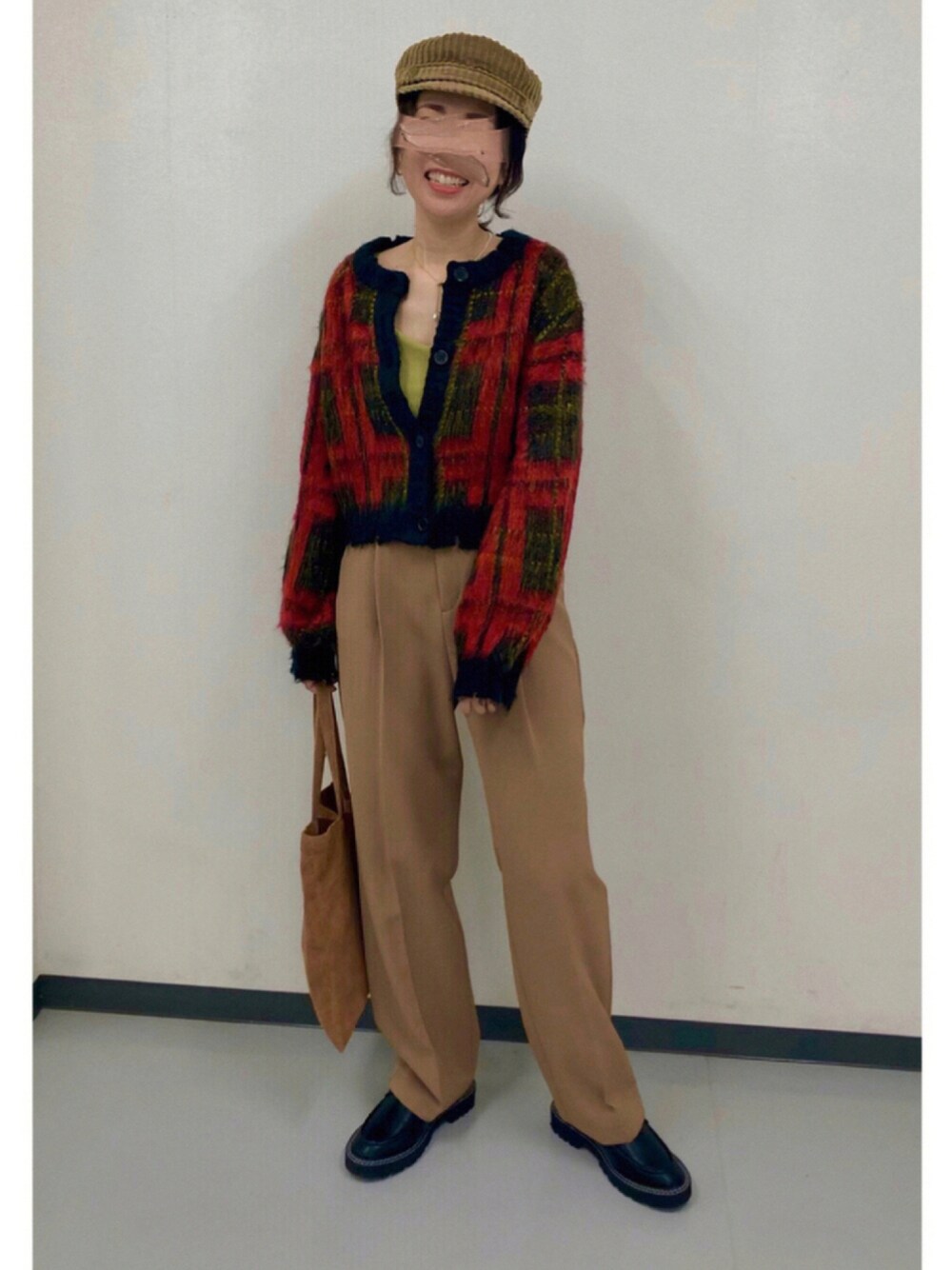 レッド系のカーディガン/ボレロ、ブラウン系のその他パンツ、ブラック系のローファーを着用したレディースの秋コーディネートの1枚目の写真