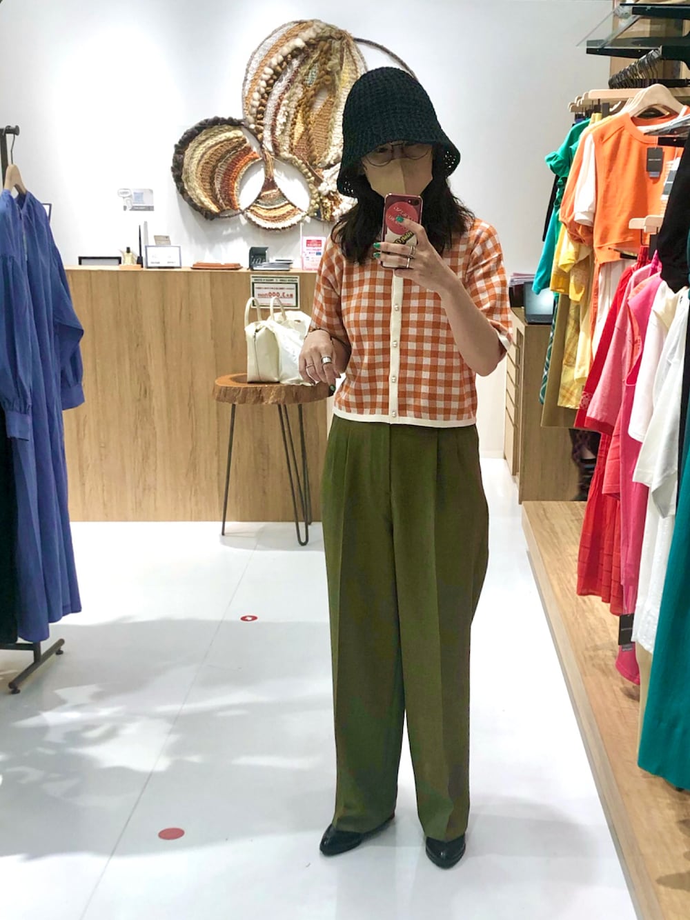 「カーディガン、ギンガムチェック、ドレスシューズ、ショート丈トップス、カラーパンツ、ハイウエスト、バケットハット、メガネ女子、ボストンバッグ、大人コーデ」｜「w closetの12Gギンガムジャガードカーディガン（カーディガン/ボレロ、オレンジ系）」を使った、maccoさん（レディース・162cm）の秋コーディネートの1枚目の写真