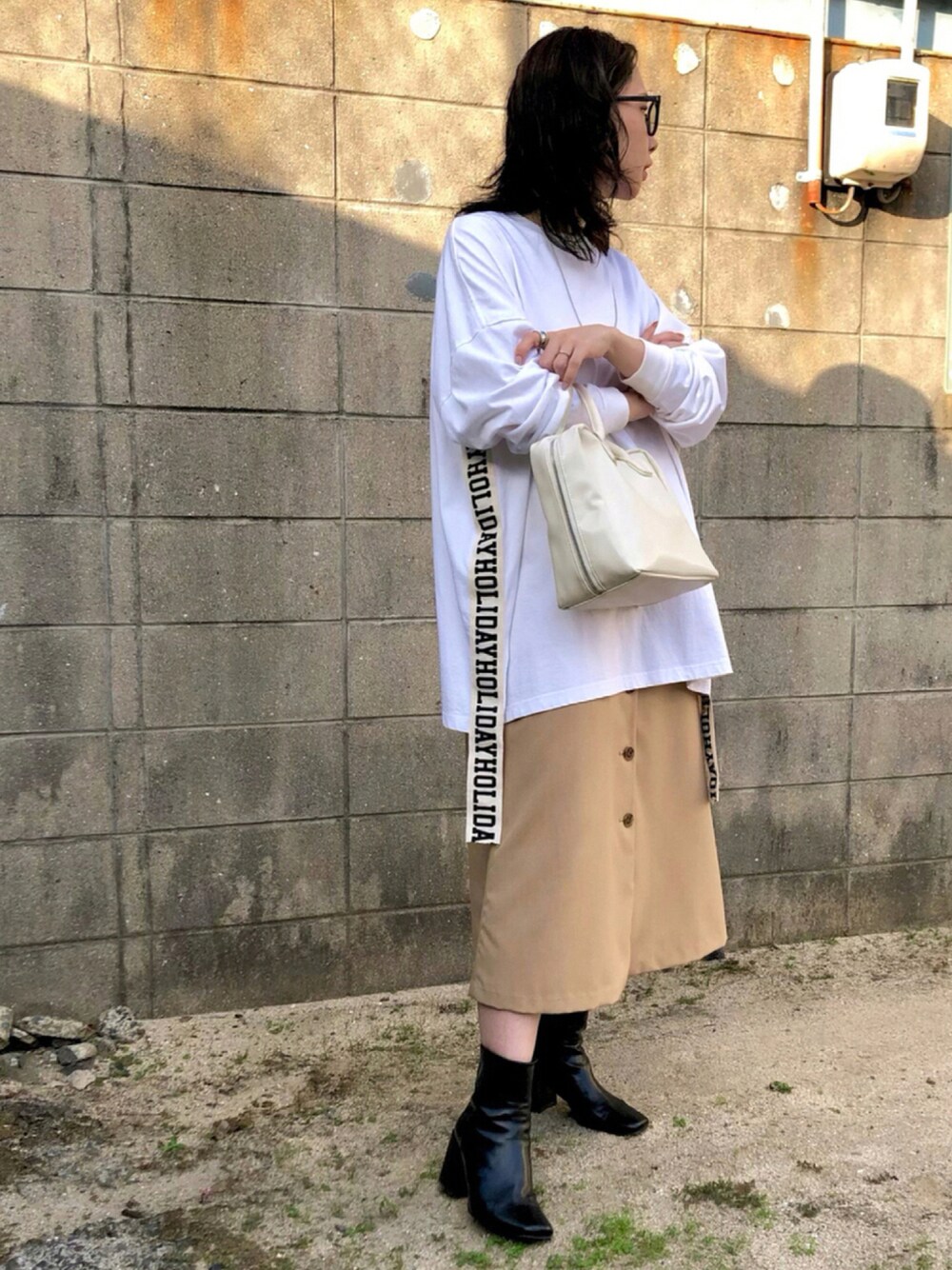 ホワイト系のTシャツ/カットソー、ベージュ系のワンピース、ホワイト系のボストンバッグを着用したレディースの秋コーディネートの1枚目の写真