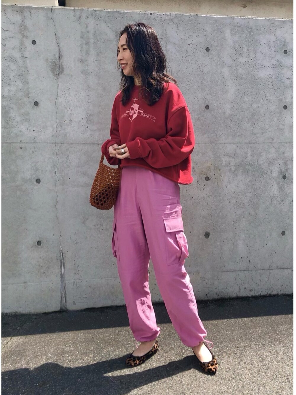 「ごきげんウィーク、大人カジュアル、春夏コーデ、ショート丈トップス、ロゴスウェット、カーゴパンツ、カラーパンツ、バレエシューズ、レオパード、ビーズバッグ、シンプル、休日スタイル、カラー×コーデ」｜「FREAK'S STOREのダメージロゴスウェット（スウェット、レッド系）」を使った、maccoさん（レディース・162cm）の春コーディネートの1枚目の写真