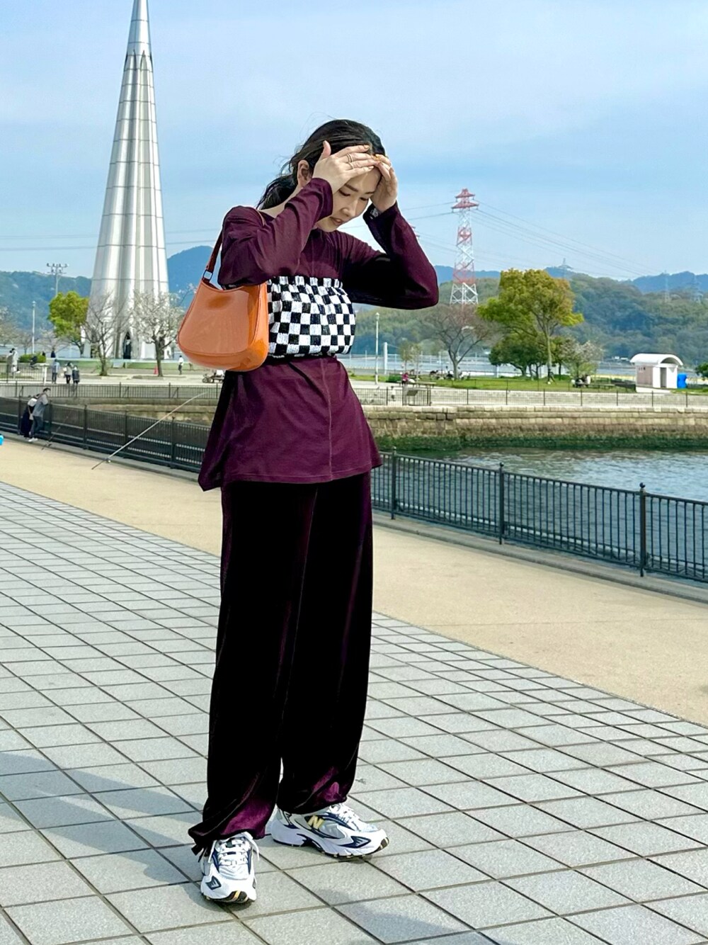 レッド系のTシャツ/カットソー、ブラック系のその他トップス、パープル系のその他パンツを着用したレディースの春コーディネートの1枚目の写真