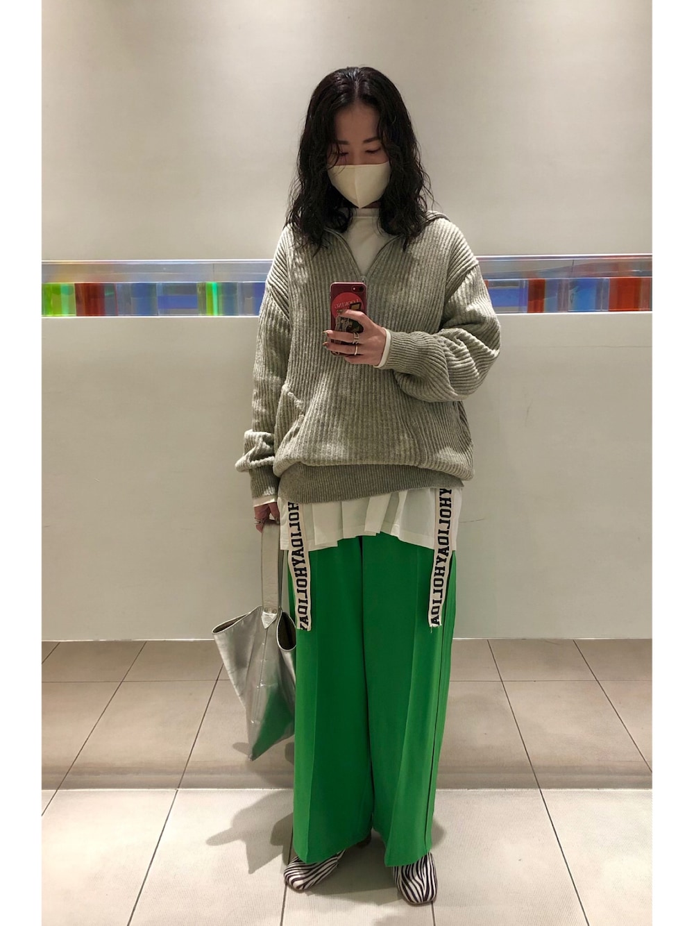 「ハーフジップ、ニット、ビッグシルエット、ロンT、カラーパンツ、ワイドパンツ、ハンドバッグ、スクエアトゥ、ミュール、ストリート、ゼブラ柄、レイヤードスタイル、マイベストコーデ2022」｜「Ungridのセーラーカラージップニット（ニット/セーター、グレー系）」を使った、maccoさん（レディース・162cm）の冬コーディネートの1枚目の写真