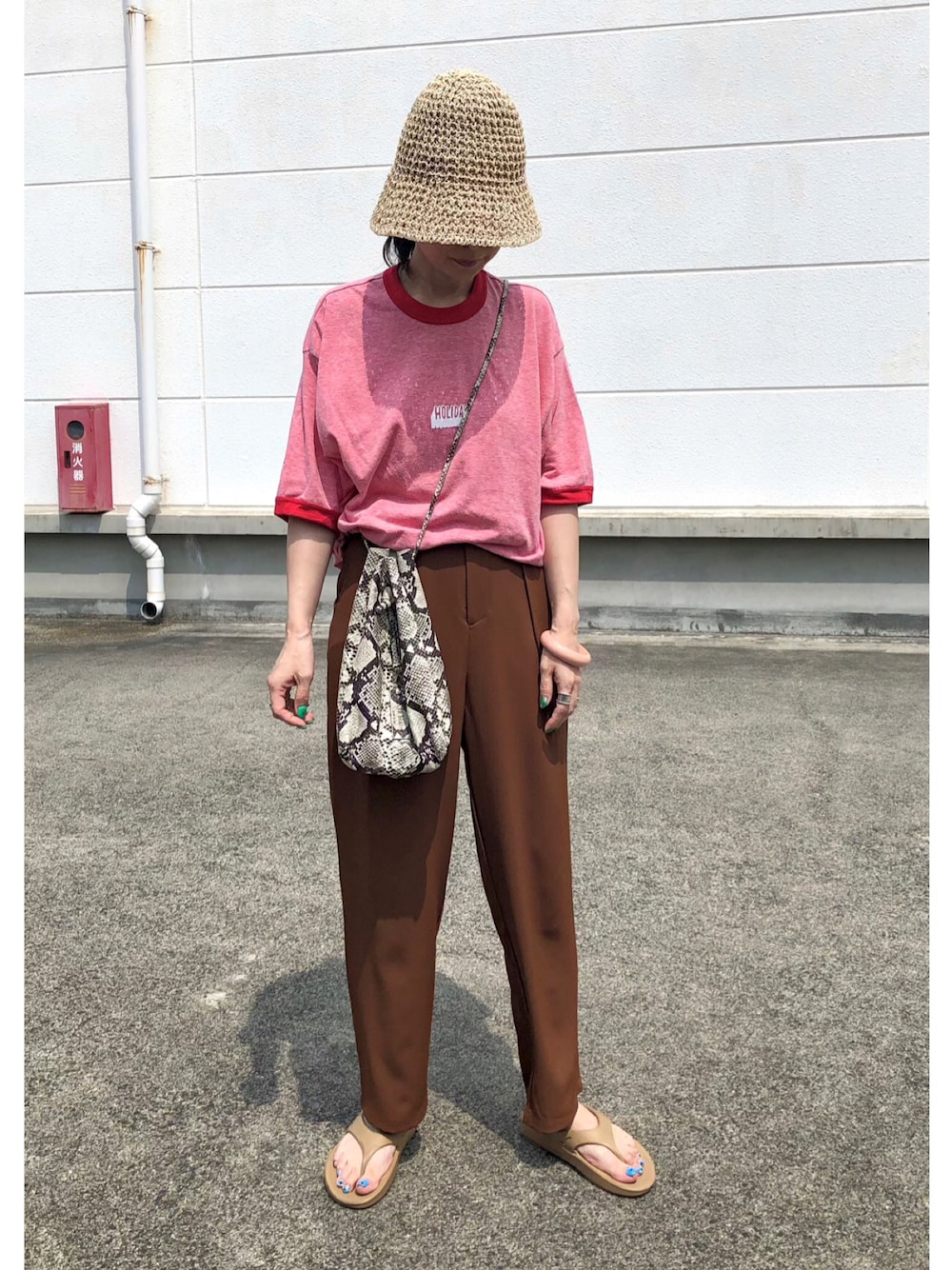 レッド系のTシャツ/カットソー、その他のショルダーバッグ、ベージュ系のサンダルを着用したレディースの夏コーディネートの1枚目の写真