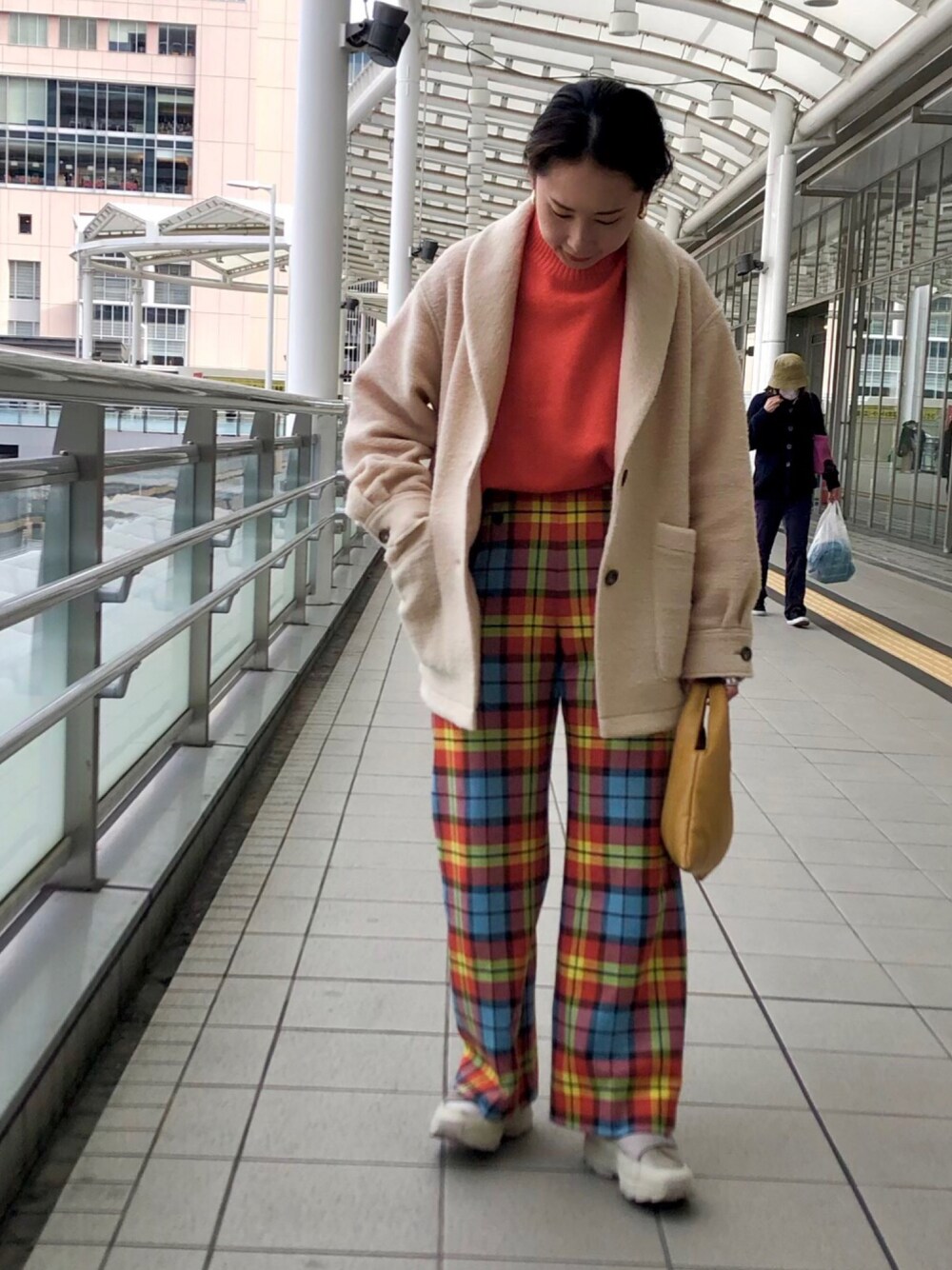 ベージュ系のその他アウター、オレンジ系のニット/セーター、オレンジ系のその他パンツを着用したレディースの冬コーディネートの1枚目の写真