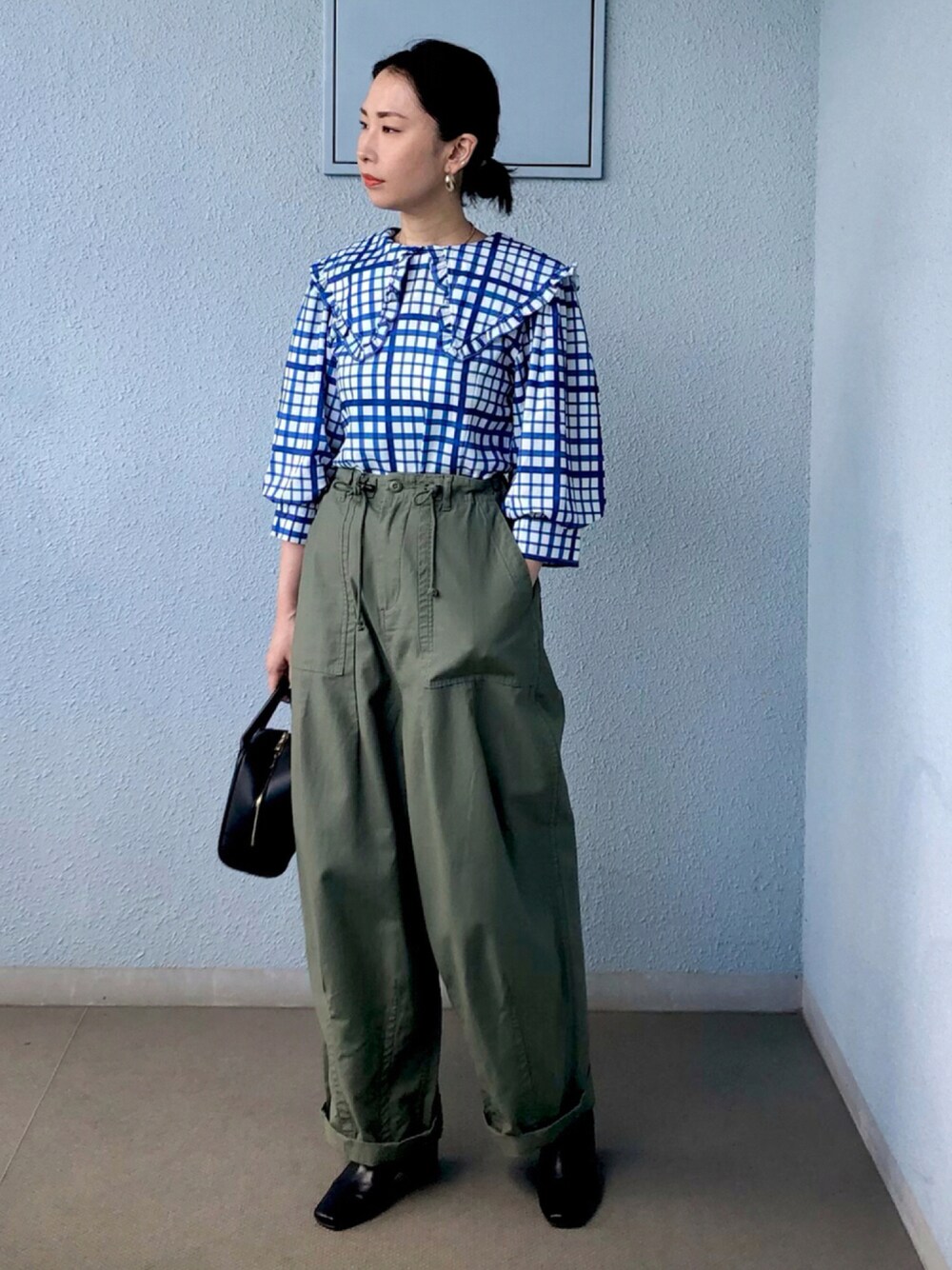 ブルー系のシャツワンピース、グリーン系のその他パンツ、ブラック系のボストンバッグを着用したレディースの秋コーディネートの1枚目の写真