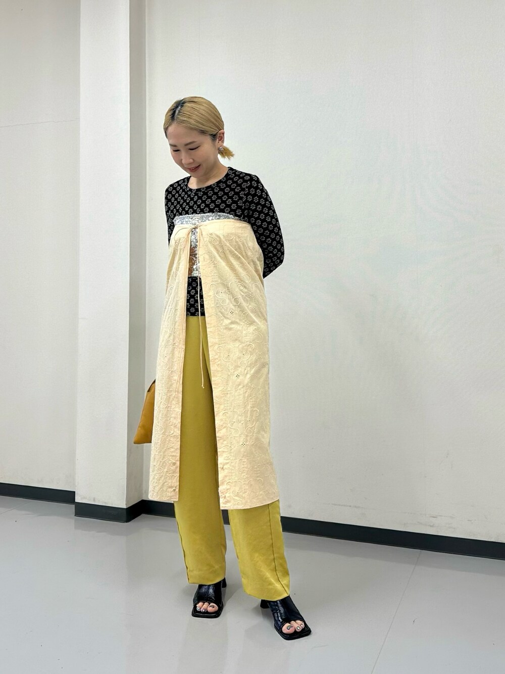 「ロンT、花柄、ワンピース、ビスチェ、サテンパンツ、カラーパンツ、ハンドバッグ、サンダル、レイヤードスタイル、モード、休日スタイル」｜「FREAK'S STOREのフラワーストレッチロンＴ（Tシャツ/カットソー、グレー系）」を使った、maccoさん（レディース・162cm）の春コーディネートの1枚目の写真