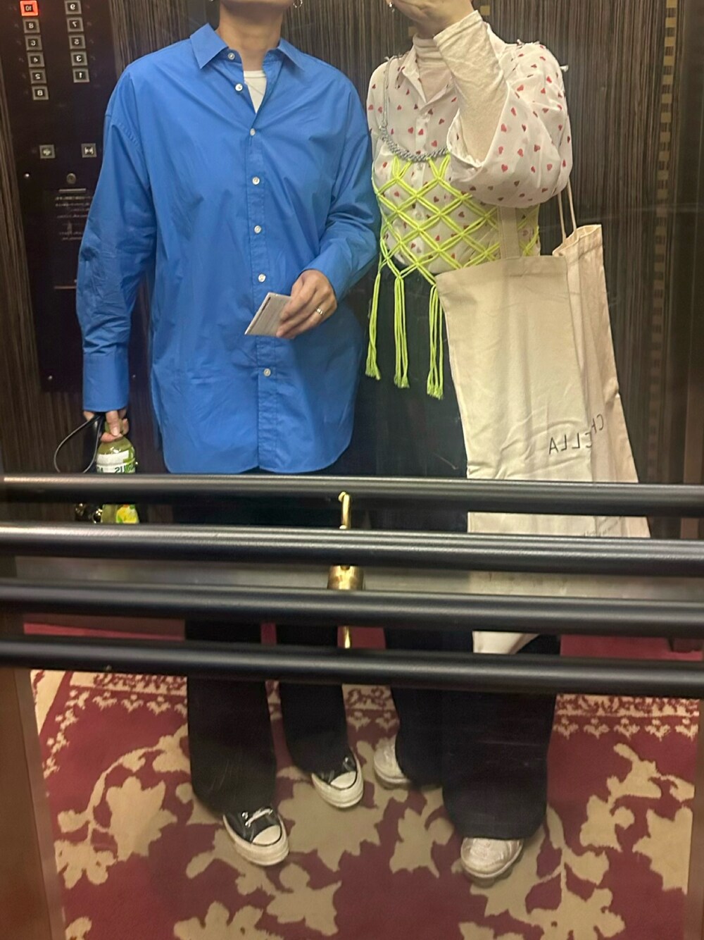 イエロー系のキャミソール、ホワイト系のシャツ/ブラウス、ブルー系のその他パンツを着用したレディースの秋コーディネートの1枚目の写真