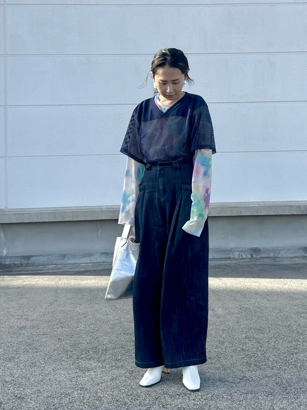 ブルー系のTシャツ/カットソー、ホワイト系のその他トップス、ブルー系のその他パンツを着用したレディースの春コーディネートの1枚目の写真